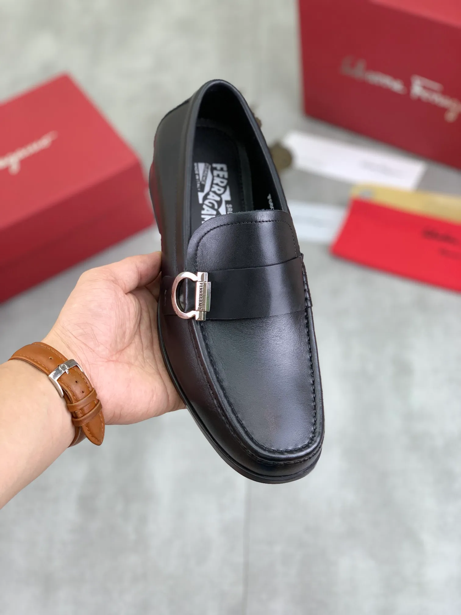 Men's Men's Shoes 💰P460💰[New Style] Water-dyed Niuli 🆘[Salvatore Ferragamo] Ferragamo's latest casual business leather shoes for men! Available at counters simultaneously! The fabric is made of specially imported original calfskin, the lining is made of imported water-dyed cowhide, and the original combination outsole is absolutely luxurious and leads the fashion trend. Matching code: 38-45; 3️⃣ colors available